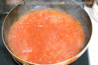 ホールトマトを煮詰める